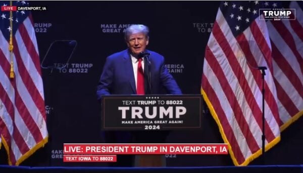 President Trump Arrives in Davenport to Another Huge Crowd – Is Cheered by Iowans As He Visits Local Restaurants