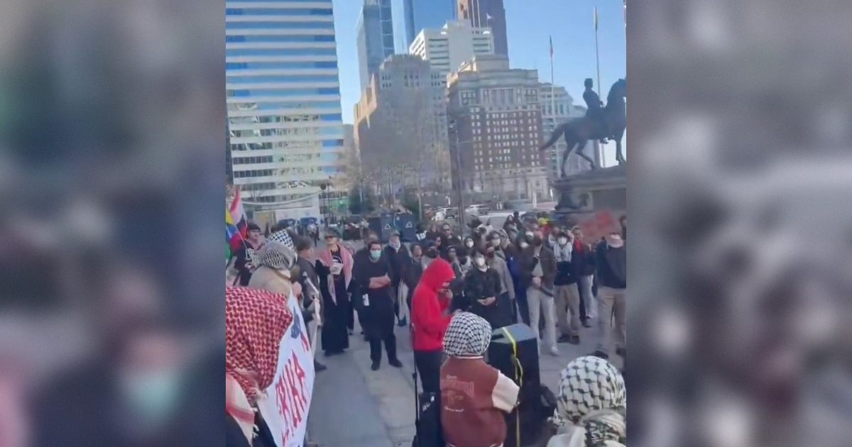 ABHORRENT: Terrorist Sympathizers in Philadelphia Celebrate Fallen U.S. Soldiers, Back Hamas, Hezbollah, Iran While Torch­ing American Flags — “For Every U.S. soldier Who Returns Home in a Casket, We Cheer!”